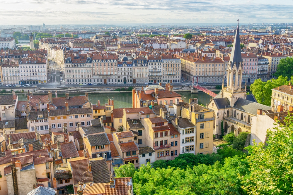 Vue panoramique de Lyon et de la basilique de Fourvière au coucher du soleil